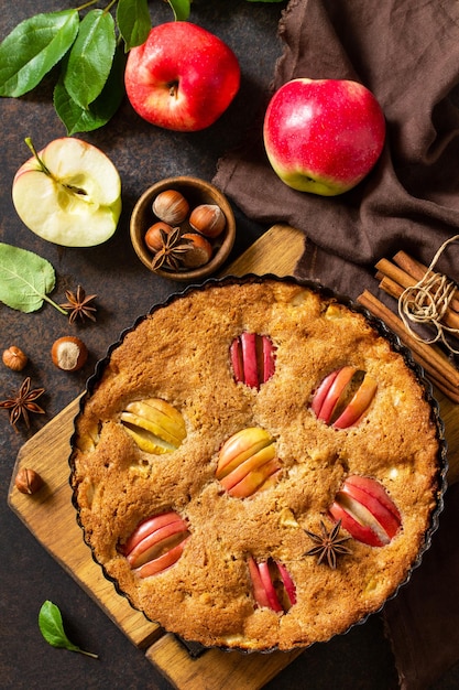 Photo apple baking seasonal apple pie with hazelnut and cinnamon top view flat lay