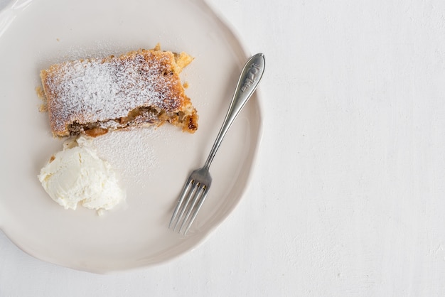 Apple and cinnamon austrian pie