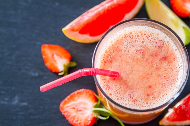 Apple grapefruit and strawberry smoothie ingredients