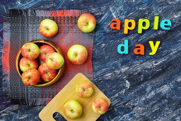 Photo apple is a national holiday on october 21 red apples on a dark background top view