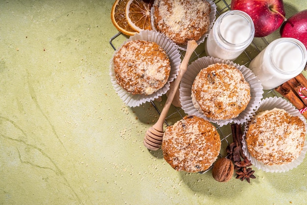 Apple pie crumble muffins