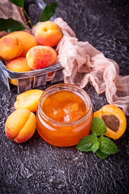 Photo apricot jam in glass jar