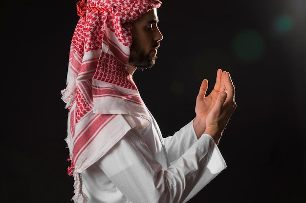 Arabian man with kandora medium shot