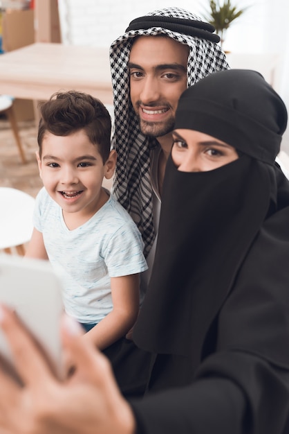 Arabs take a family photo in the apartment.