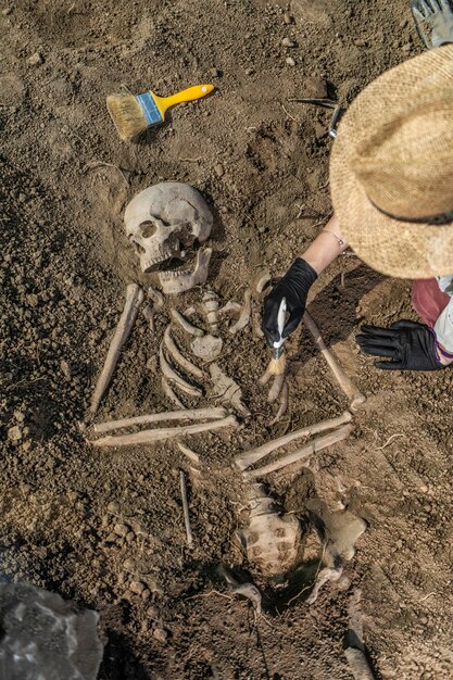 Photo archaeological excavations ancient human skeleton