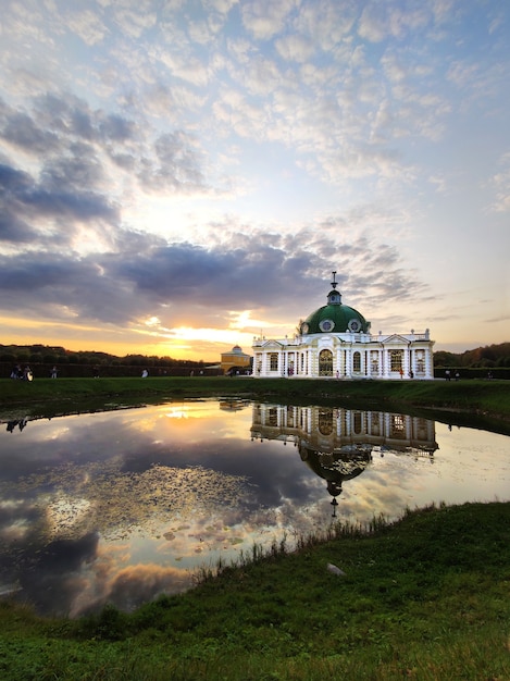 Photo architectural structure of russia by the lake in the evening at sunset in early autumn.