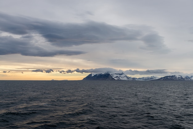 Photo arctic landscape with mountains in svalbard, norway