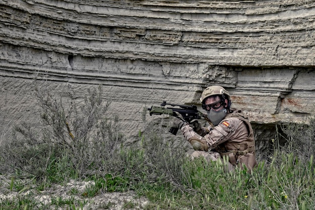 Army soldier performing military maneuvers on the battlefield