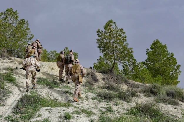 Army soldier performing military maneuvers on the battlefield