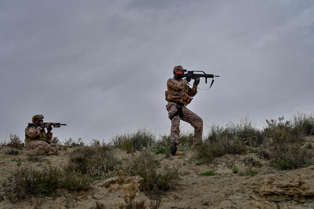 Army soldier performing military maneuvers on the battlefield