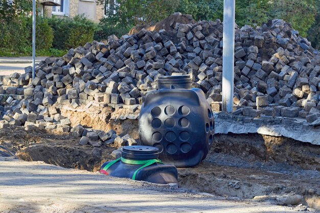 Arrangement of underground communication wells on the repair road site of the city street