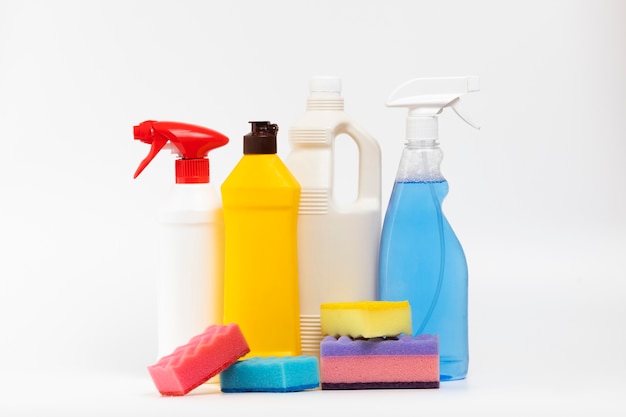 Arrangement with cleaning products and colourful sponges