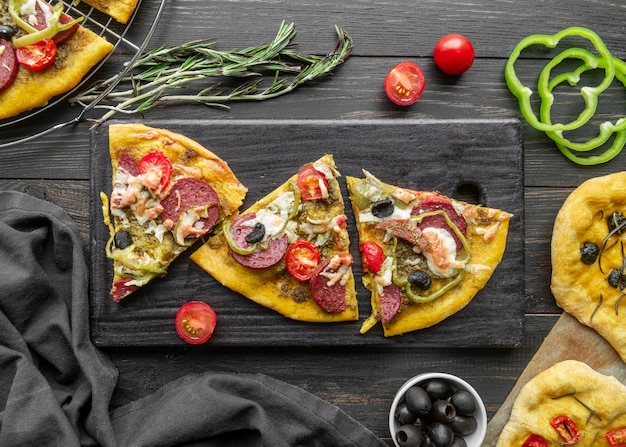 Arrangement with delicious traditional pizza