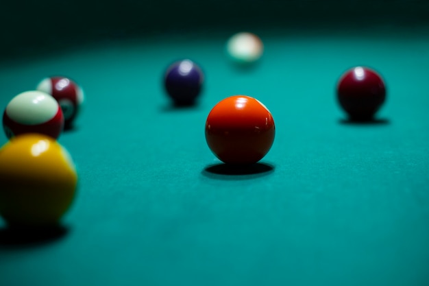 Arrangement with pool balls and table