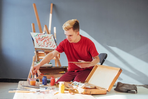 Photo artist painting a picture in a studio