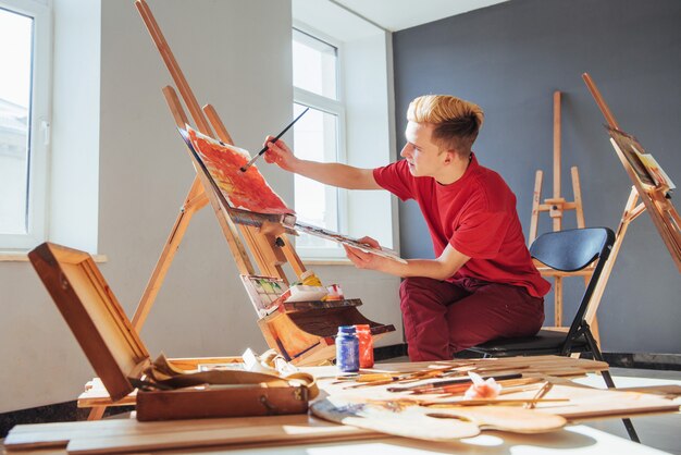 Photo artist painting a picture in a studio