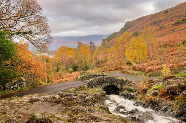 Photo ashness bridge in the hills above keswick cumbria uk