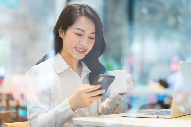 Asian businesswoman working at a cafe