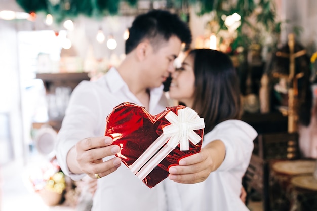 Asian couple loves to kiss while standing in a restaurant 