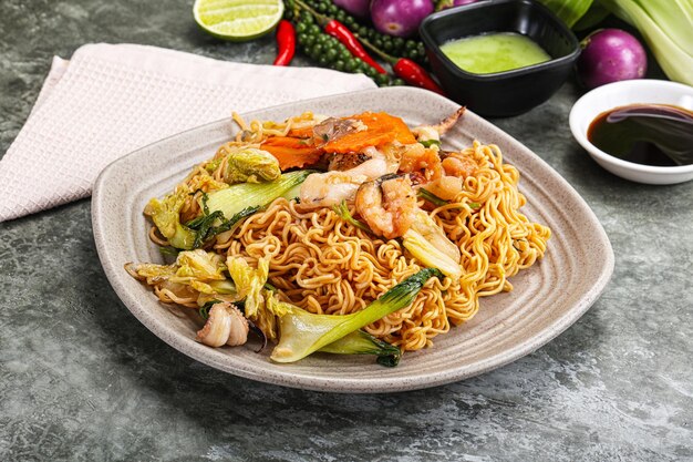 Photo asian cuisine fried noodles with seafood