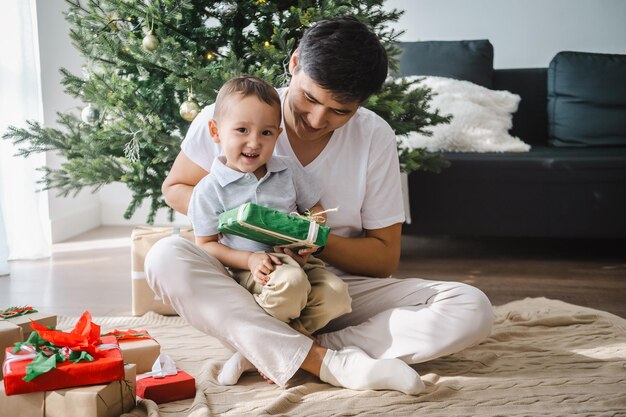 Photo asian dad with son celebrating christmas in the living room