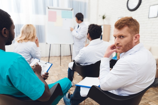 Photo asian doctor shares experience with colleagues.