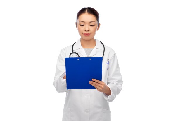 Photo asian female doctor with clipboard