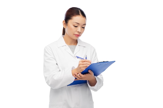 Photo asian female doctor with clipboard