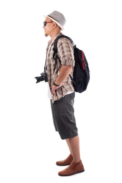 Photo asian male backpacker tourist wearing hat sunglasses camera and backpack smiling happy gesture side