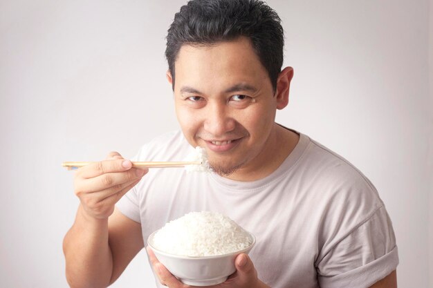 Photo asian man eating rice