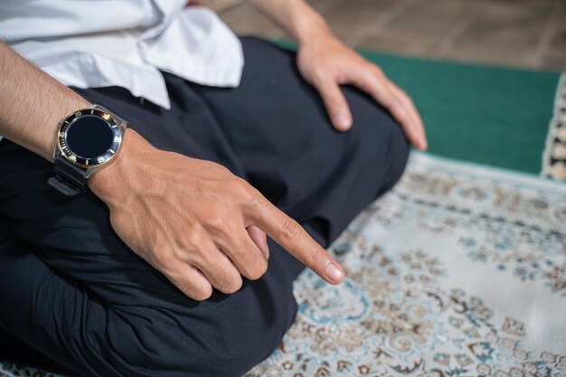 Photo asian muslim family praying jamaah together at home. sholat or salah wearing white and hijab