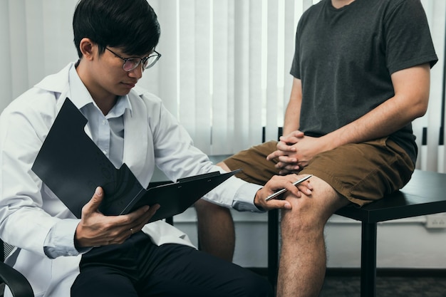 Asian physical therapists are examining the results of knee treatments