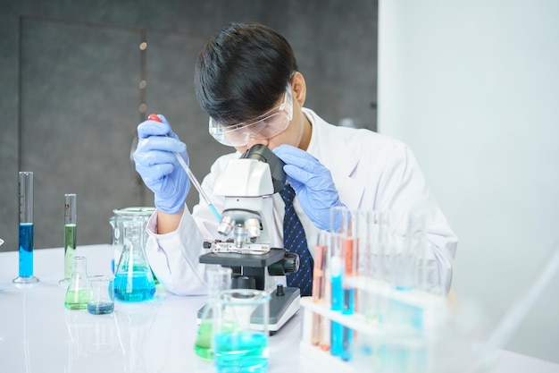 Asian scientists are seriously studying the chemical composition in the laboratory Specializing in Young Biotechnology Use advanced microscope equipment