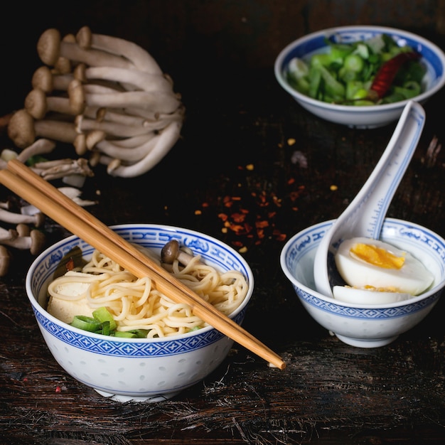 Photo asian soup ramen with feta cheese