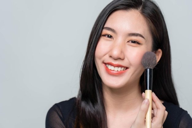 Asian woman bloggers are reviewing cosmetics. and teach makeup through tablet