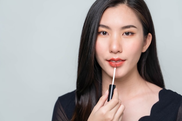 Asian woman bloggers are reviewing cosmetics. and teach makeup through tablet