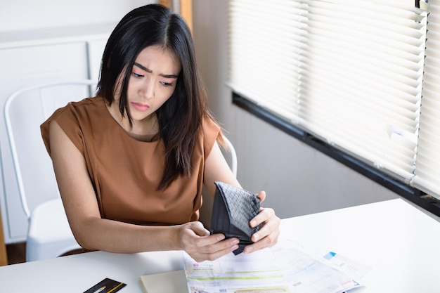 Asian women who are stressed about expenses She was in financial failure