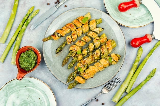 Asparagus baked in puff pastry grissini