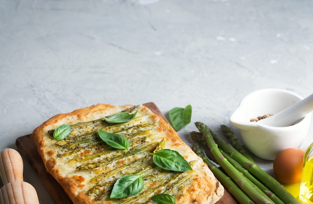 Photo asparagus green pizza with herbs and mozzarella