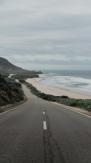 Photo an asphalt road leading to secluded beach