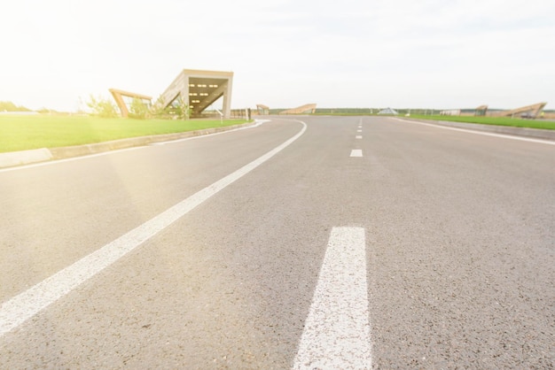 Photo asphalt road with a dividing strip in the sunlight