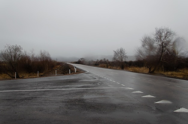 Photo asphalted road from an interesting angle in rainy weather autumn raindrops