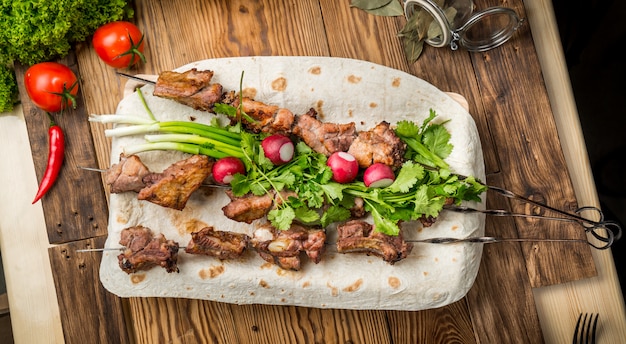 Photo assorted delicious grilled meat with vegetable on white plate  picnic table for family bbq party