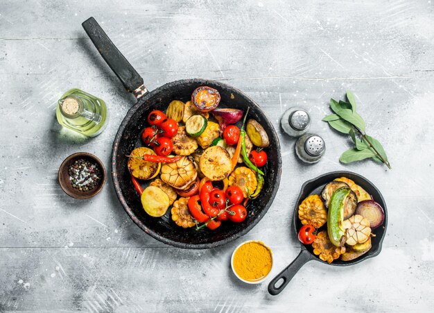 Photo assortment of grilled vegetables with spices and herbs