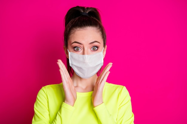 Astonished sportswoman scream camera hear covid news wear medical mask isolated vivid pink color background