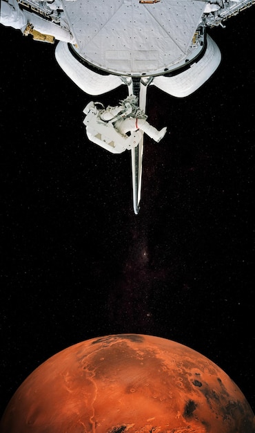 Photo astronaut and spaceship on mars background elements of this image furnished by nasa