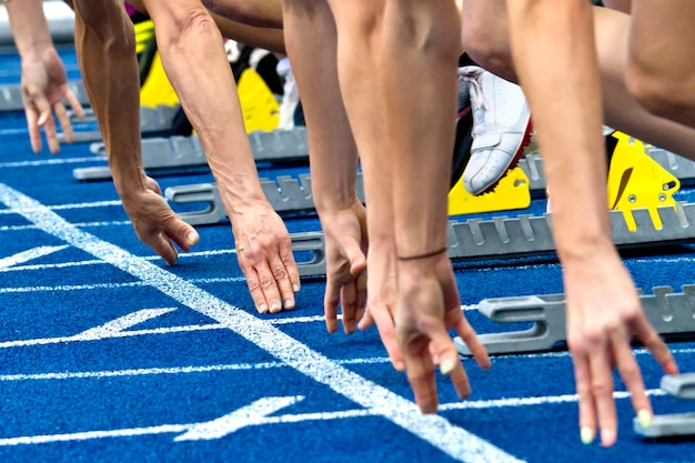 Photo athletes on running tracks