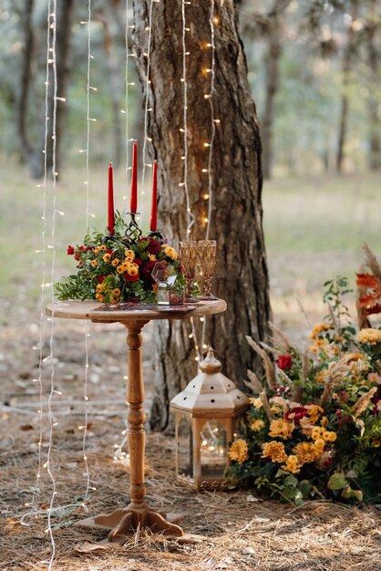 Atmospheric candle decor with live fire on the banquet table