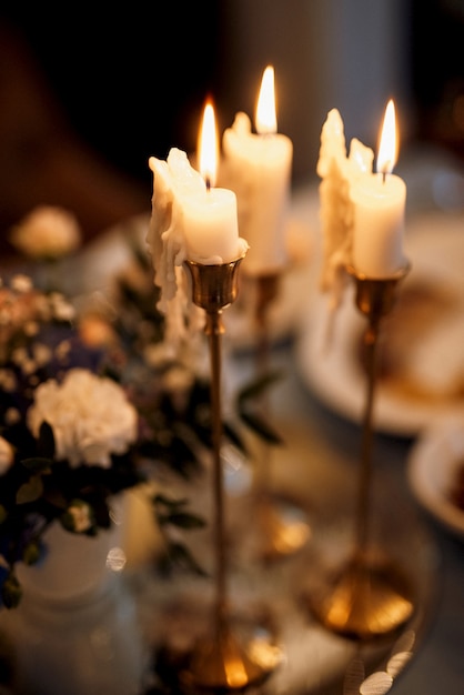 Atmospheric candle decor with live fire on the banquet table