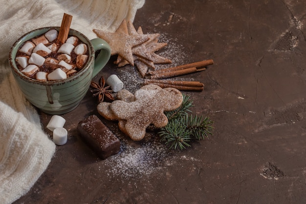 Atmospheric christmas composition a cup of cocoa with marshmallows gingerbread cookies sweets cinnam...